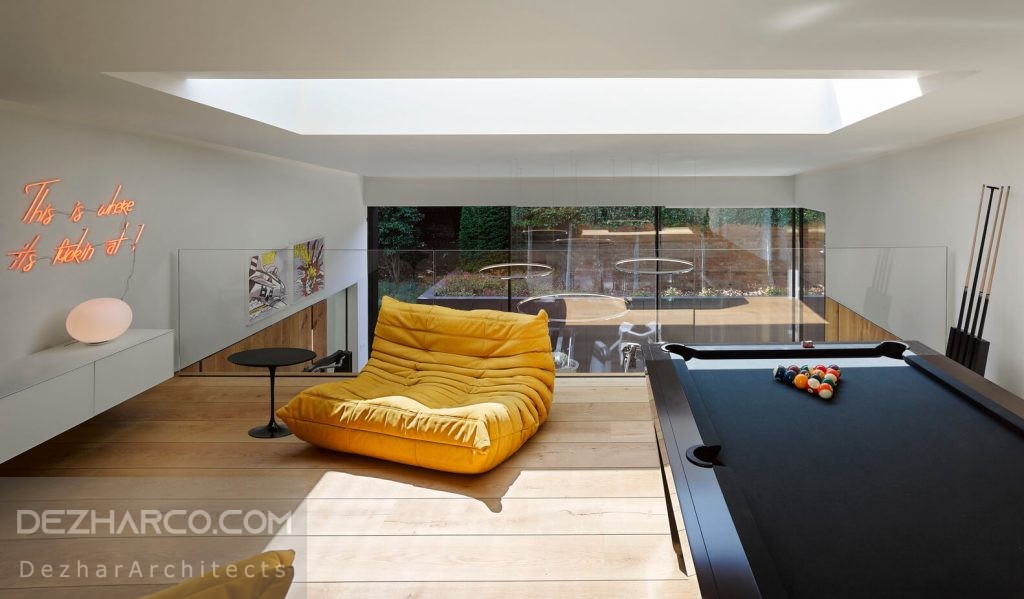 طراحی داخلی ویلا با مبلمان مدرن و میزبیلیارد