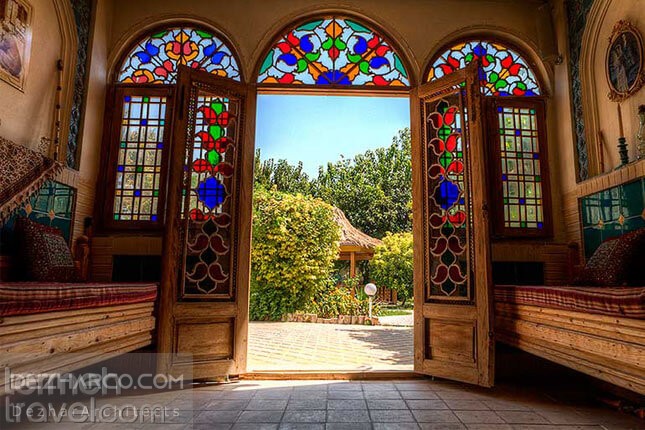 استفاده از شیشه های رنگی در طراحی ویلا باغ سنتی