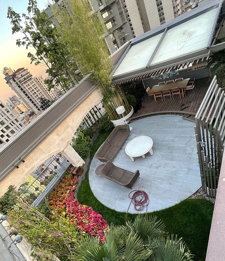 استفاده از سقف متحرک در روف گاردن